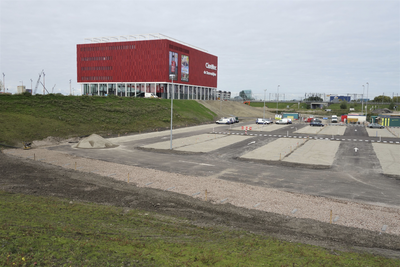 853497 Gezicht op de in aanbouw zijnde parkeerplaats van de bioscoop CineMec (Berlijnplein 100) te Utrecht.